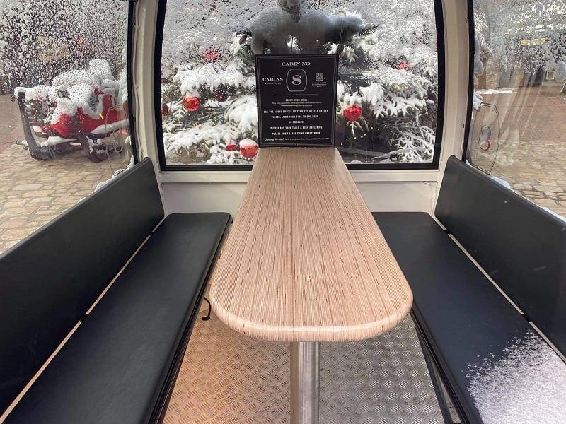 Des cabines de ski sont utilisées comme espaces privés pour déjeuner dans les restaurants en